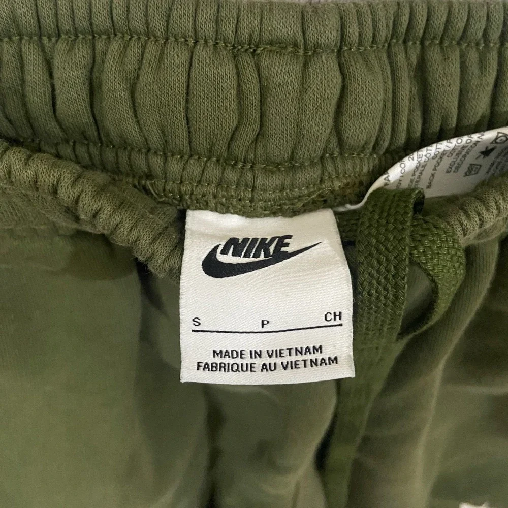 Nike‎ Sportswear Club Graphic Shorts Men Small  Green Fleece Swoosh Active Gym